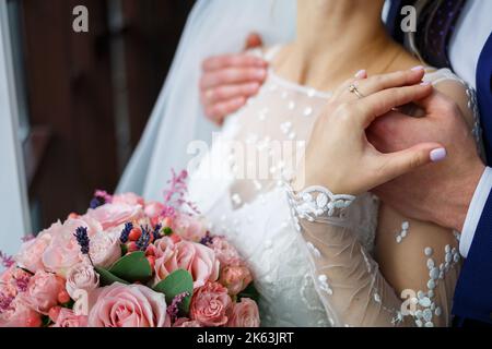 Mariée et marié embrassant un jour de mariage Banque D'Images