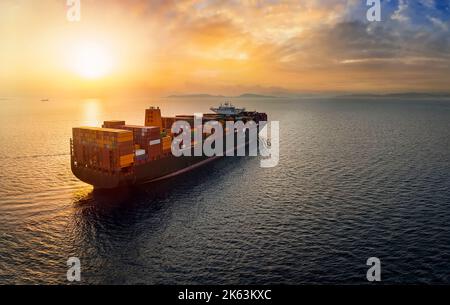 Vue aérienne au coucher du soleil d'un gros navire de chargement lourd Banque D'Images