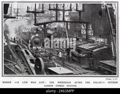 Le 27 juin, à 9:18 heures du matin, un train de Cannon Street à Hastings sur le chemin de fer South Eastern and Chatham, juste après Cannon Street, a rencontré un train arrivant de Plumstead. Une voiture du train Plumstead a été renversée, dix-neuf personnes blessées et une est morte. Banque D'Images