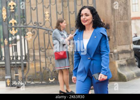 Président du Kosovo Vjosa Osmani-Sadriu vu avant le sommet de la Communauté politique européenne à Prague. Il s'agit de la toute première réunion d'un plus grand nombre d'États membres de l'Union européenne et d'autres pays européens à travers le continent. Banque D'Images