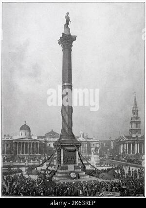 Les foules se rassemblent autour de la colonne de Nelson à Trafalgar Square pour célébrer la victoire des flottes française et espagnole à la bataille de Trafalgar le 21 octobre 1805. Banque D'Images