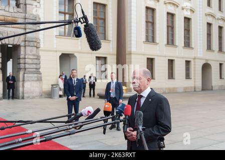 La chancelière allemande OLAF Scholz s'adresse aux médias avant le sommet de la Communauté politique européenne à Prague. Il s'agit de la toute première réunion d'un plus grand nombre d'États membres de l'Union européenne et d'autres pays européens à travers le continent. Banque D'Images