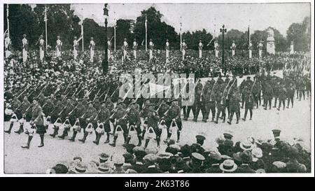 Peace Parade à Londres, pour célébrer la fin de la première Guerre mondiale, photographie montrant des représentants de la 1e Black Watch en tête. Banque D'Images