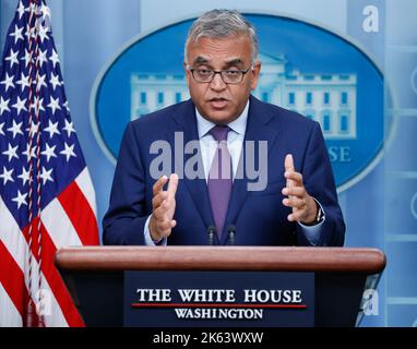 Washington, États-Unis. 11th octobre 2022. Le docteur Ashish K. Jha parle lors du briefing de la Maison Blanche à la Maison Blanche sur 11 octobre 2022. Photo par Jemal Countess/Pool/Sipa USA crédit: SIPA USA/Alamy Live News Banque D'Images