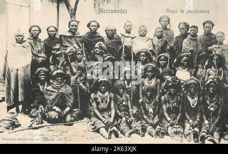 Un groupe de Mondombos Tribespeople (Herero moderne) de la région proche de Mocamedes (Mossamedes) (la capitale de la province du Namibe dans l'Angola post-indépendance). Date: Vers 1906 Banque D'Images