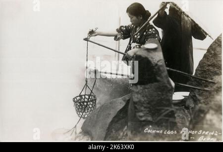 Un panneau annonçant la possibilité de faire bouillir un œuf aux sources thermales de Beppu, Beppu, Japon. La ville a été fondée sur 1 avril 1924, et est célèbre pour ses onsen (sources chaudes), qui sont considérées comme sacrées. Beppu est la capitale onsen du Japon avec le plus grand volume d'eau chaude au monde, à part Yellowstone aux États-Unis et le plus grand nombre de sources de source chaude au Japon. Beppu contient neuf points chauds géothermiques majeurs, qui sont parfois appelés les "neuf cloches de Beppu". Voir : 10795581 Date: Vers 1930 Banque D'Images