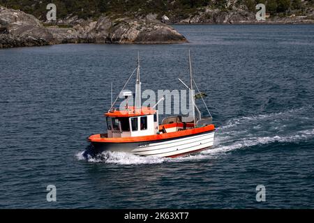 Petit bateau de pêche Hagenissen qui navigue au sud de Bergen, sur la côte ouest de la Norvège du Sunnhordland Banque D'Images