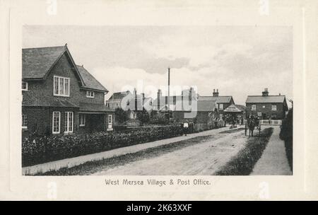 West Mersea Village & amp; bureau de poste (à gauche) - Essex - l'enseigne du magasin au loin se lit comme suit: "Huîtres - Fresh Daily". Date: 1912 Banque D'Images