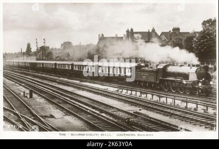 Bournemouth Belle - Southern Railway - photographié près de Wimbledon. Un Pullman Express qui a fonctionné pendant l'été - dessiné ici par le moteur de la classe King Arthur 'Sir Lavaine'. Banque D'Images