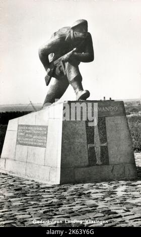 WW2 - No. 4 Commando monument commémoratif à Uncle Beach - Flushing (Vlissingen), Walcheren pays-Bas. Au petit matin du 1 novembre 1944, un bombardement d'artillerie d'une heure a plu sur la ville de Flushing, aux pays-Bas. Sous le couvert de cette attaque préliminaire rugissante, les premières vagues de troupes du Commando n°4 embarquent dans leurs bateaux pour atteindre leur objectif. Banque D'Images