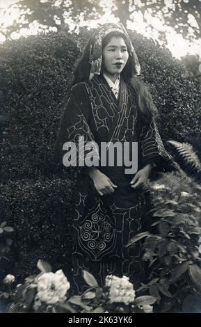 Une jeune femme en costume japonais - Taïwan (Formose) - Taïwan était sous domination japonaise entre 1895 et 1945. Banque D'Images