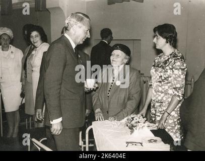 Sir Edward Richard George 'Ted' Heath (1916-2005) - politicien britannique qui a été premier ministre du Royaume-Uni de 1970 à 1974 et chef du Parti conservateur de 1965 à 1975. Ici, il est photographié pour discuter avec certaines femmes lors d'un événement du Parti conservateur. Banque D'Images