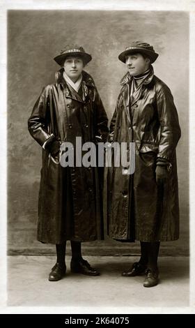 Deux membres du Service naval royal des femmes (WRNS - connu officiellement et populairement sous le nom de 'Wrens'). Formé pour la première fois en 1917 pour la première Guerre mondiale, il a été dissous en 1919, puis rétabli en 1939 au début de la Seconde Guerre mondiale, restant actif jusqu'à ce qu'il soit intégré à la Marine royale en 1993. Banque D'Images