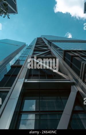 Un petit plan de la façade d'un immeuble de bureaux moderne sous ciel bleu Banque D'Images