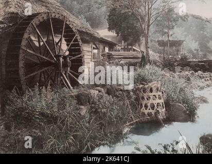 Roue d'eau, roue de moulin sur une ferme japonaise. Photographie vintage du 19th siècle. Banque D'Images
