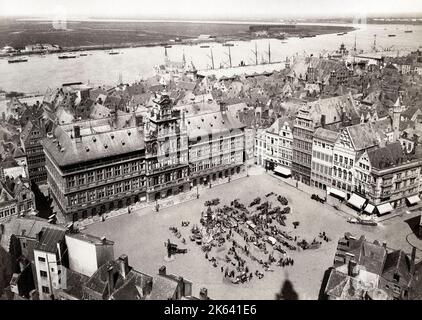 Photographie vintage du 19th siècle: Anvers Anvers Belgique - Hôtel de ville et vue sur la rivière Schelt Banque D'Images