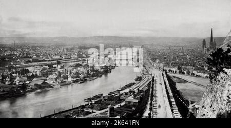 Photographie du 19th siècle : vue sur le centre-ville de Rouen le long de la Seine Banque D'Images