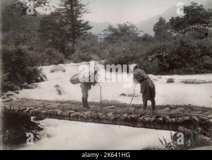 Porteurs sur un pont au-dessus de la rivière Daiya, Nikko, Japon. Photographie vintage du 19th siècle. Banque D'Images