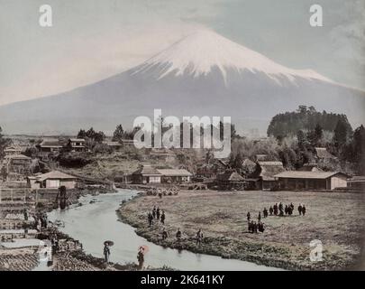 Mont Fuji, Fujiyama, du village d'Omiya, Japon. Photographie vintage du 19th siècle. Banque D'Images