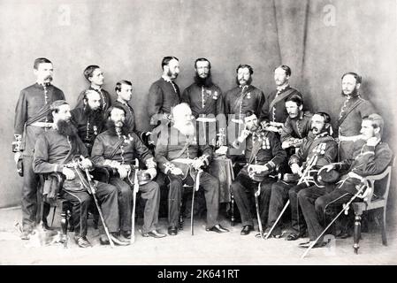 Les officiers de l'armée britannique en Inde au XIXe siècle semblent être membres du 23e régiment de pied (Royal Welsh Fusiliers) Banque D'Images