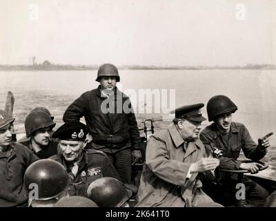 Fin de la Seconde Guerre mondiale - le Premier ministre britannique Winston Churchill traversant le Rhin - également dans le champ de bateaux Marshall Mongomaery et le général Simpson Banque D'Images