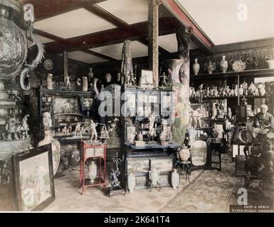 Kuhn et Komor - une boutique touristique vendant des objets japonais, des bronzes, de la porcelaine, Water Street Yokohama, Japon. Photographie vintage du 19th siècle. Banque D'Images