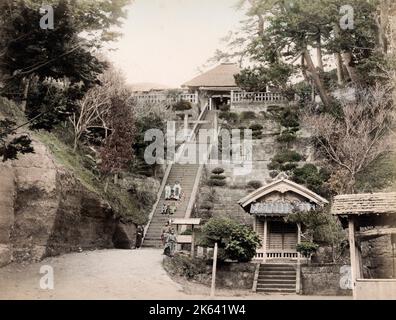 Enfants sur les marches à Katase, Kanagawa, Japon. Photographie vintage du 19th siècle. Banque D'Images