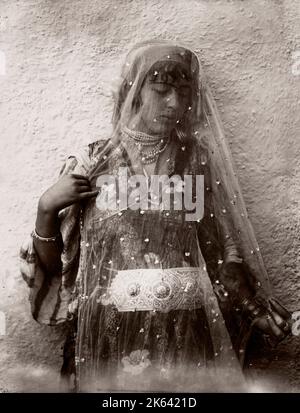 C.1890's l'Afrique du Nord, probablement l'Algérie - légèrement femmes voilées Banque D'Images