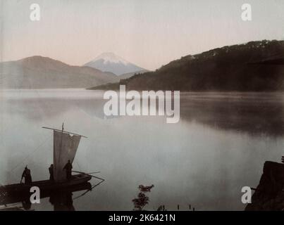 Vue sur le Mont Fuji, Fujiyama, depuis le lac Hakone, Japon. Photographie vintage du 19th siècle. Banque D'Images