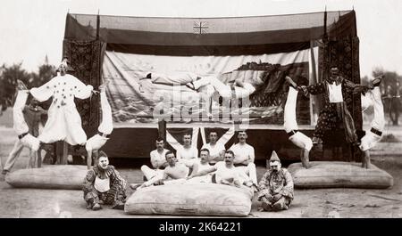 Acrobates, gymnastes et la troupe de cirque - clowns 1st Hampshire Regiment de l'armée britannique, c.1900 Banque D'Images