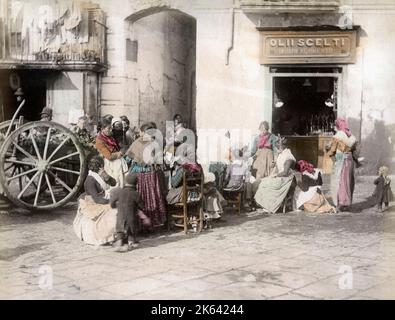 C.1880 L 'Italie - teinté main street scene - restaurant ? Banque D'Images