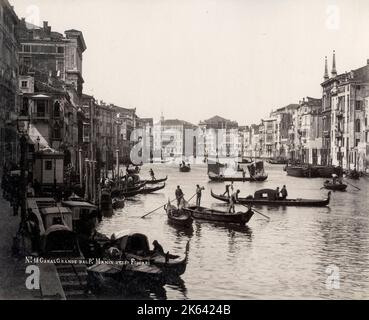 Gondoles sur le Grand Canal, Venise Italie. Photographie vintage du 19th siècle. Banque D'Images