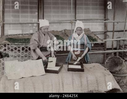 Femmes travaillant avec des vers de soie, Japon. Photographie vintage du 19th siècle. Banque D'Images