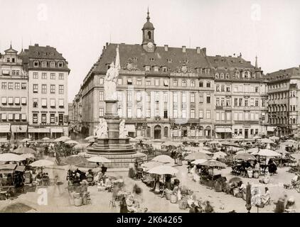 Altmarkt Dresden, Allemagne avec marché en cours. Photographie vintage du 19th siècle Banque D'Images