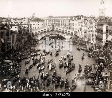 Canal bondé de gondoles pour une régate ou un festival, pont du Rialto, Venise, Italie. Photographie vintage du 19th siècle Banque D'Images