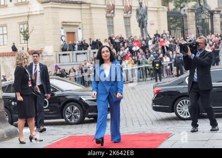 Prague, République tchèque. 06th octobre 2022. Président du Kosovo Vjosa Osmani-Sadriu vu avant le sommet de la Communauté politique européenne à Prague. Il s'agit de la toute première réunion d'un plus grand nombre d'États membres de l'Union européenne et d'autres pays européens à travers le continent. (Photo de Tomas Tkachik/SOPA Images/Sipa USA) crédit: SIPA USA/Alay Live News Banque D'Images