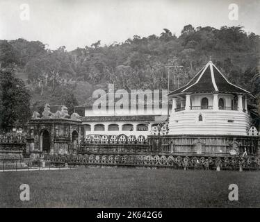 Photographie du 19th siècle : Temple de la dent, Kandy, Ceylan Sri Lanka Banque D'Images