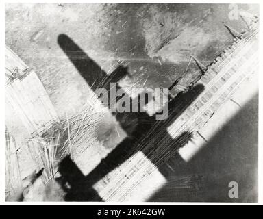 Photographie d'époque de la Seconde Guerre mondiale - silhouette du bombardier de liberté de la RAF en action au-dessus de la Birmanie Banque D'Images