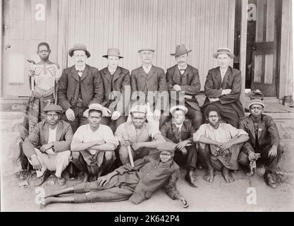 C.1900 Afrique du Sud - groupe de mineurs en noir et blanc avec des outils Banque D'Images