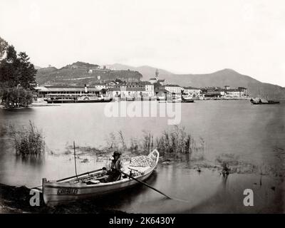 Photographie vintage du 19th siècle : bateau de plaisance, Arona, sur le lac majeur, Italie Banque D'Images