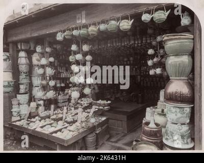 Magasin de porcelaine et de poterie, Japon, fin du 19th siècle. Banque D'Images