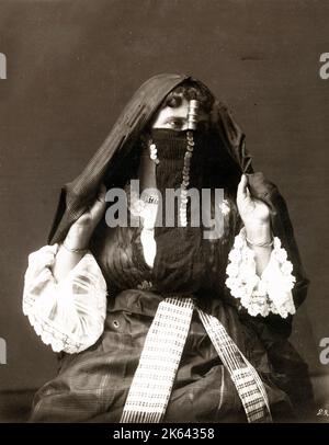 19th siècle photographie d'époque: Femme égyptienne voilée Banque D'Images