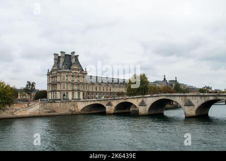 Le pont Royal au-dessus de la Seine avec le Pavillon de flore en arrière-plan sous un ciel nuageux Banque D'Images