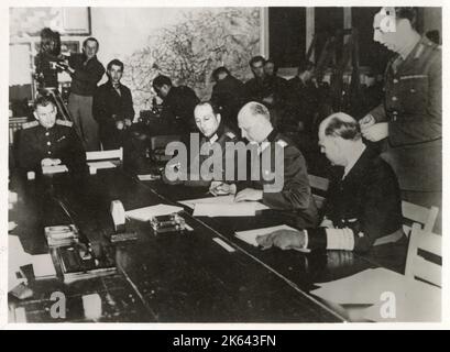 WW2 - l'Allemagne signe la reddition inconditionnelle à Reims dans la nuit du 6 au 7 mai 1945. Banque D'Images