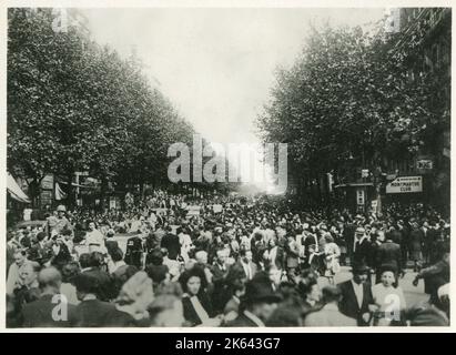 WW2 - la population de Paris envahit les Boulevards dans une frénésie d'excitation joyeuse. Banque D'Images