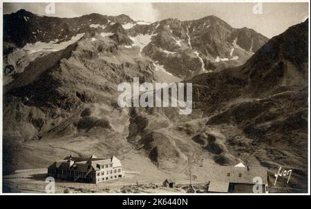 Photo panoramique des Alpes françaises - massif du Combeynot et chalet de la Compagnie des chemins de fer de Paris a Lyon et a la Méditerranée (PLM). Banque D'Images