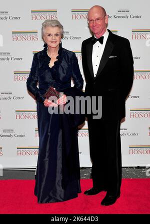 Washington, Vereinigte Staaten. 04th décembre 2010. Angela Lansbury, l'une des 2000 lauréats du Kennedy Center, arrive avec Robert Callely pour le dîner de l'artiste officiel au département d'État des États-Unis à Washington, DC le samedi, 4 décembre 2010.Credit: Ron Sachs/CNP. Credit: dpa/Alay Live News Banque D'Images