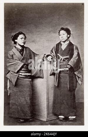 Photographie du XIXe siècle - Portrait photographique du Japon, probablement le travail du photographe japonais Shimooka Renjo - deux femmes Banque D'Images