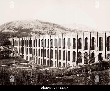 Photographie ancienne du XIXe siècle : l'aqueduc de Vanvitelli ou Caroline Aqueduct est un aqueduc construit pour alimenter la Reggia di Caserta et le complexe de San Leucio, alimenté par l'eau au pied de Taburno, des sources du Fizzo, sur le territoire de Bucciano, Qu'il porte le long d'une route sinueuse de 38 km, Italie. Banque D'Images