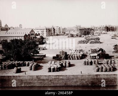 Photographie d'époque du XIXe siècle : coton vert des bâtiments de Grant, Bombay, Mumbai, Inde, Bourne et Shepherd studio. Quai de chargement, balles de coton sur le quai. Banque D'Images